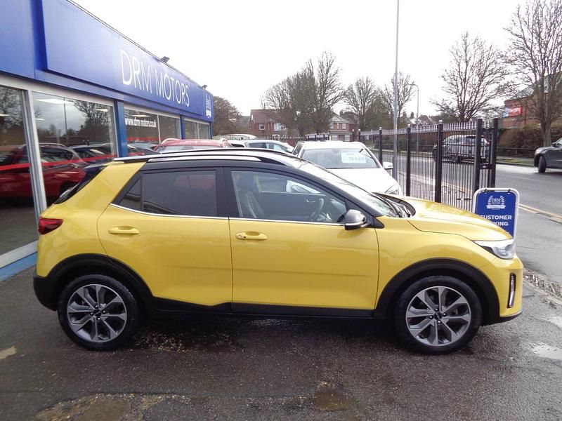 Usado Kia Stonic 118 HP (86 kW) 2022 Amarelo SUV