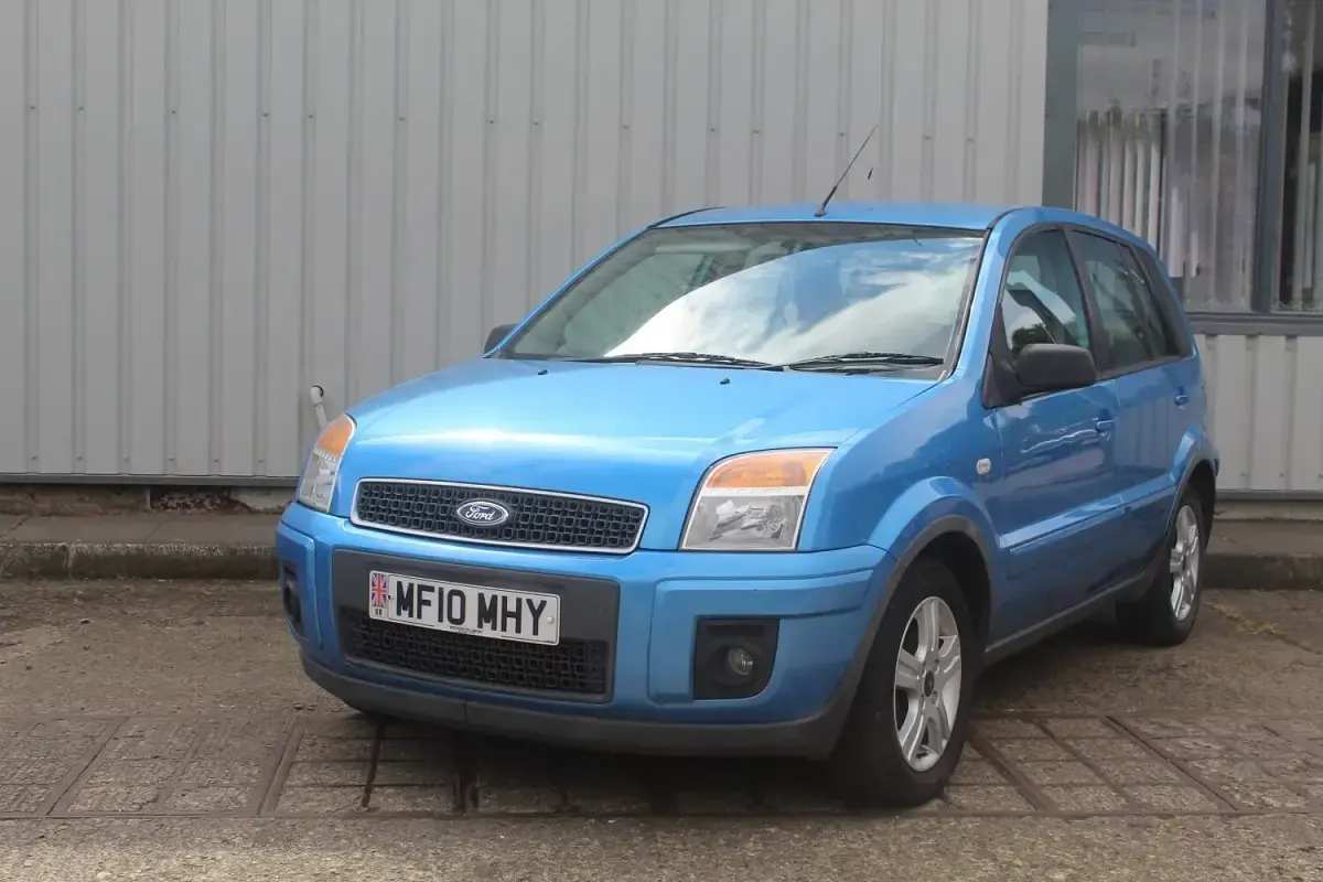 Used Ford Fusion Zetec 80 HP (58 kW) 2010 Blue Hatchback