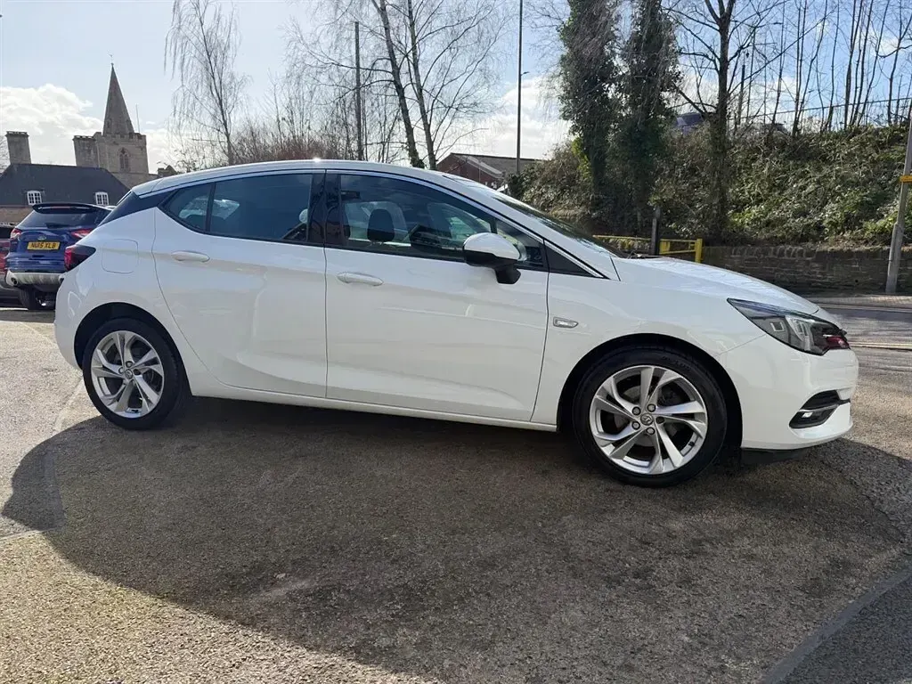 Used Vauxhall Astra SRi 110 HP (80 kW) 2021 White Hatchback