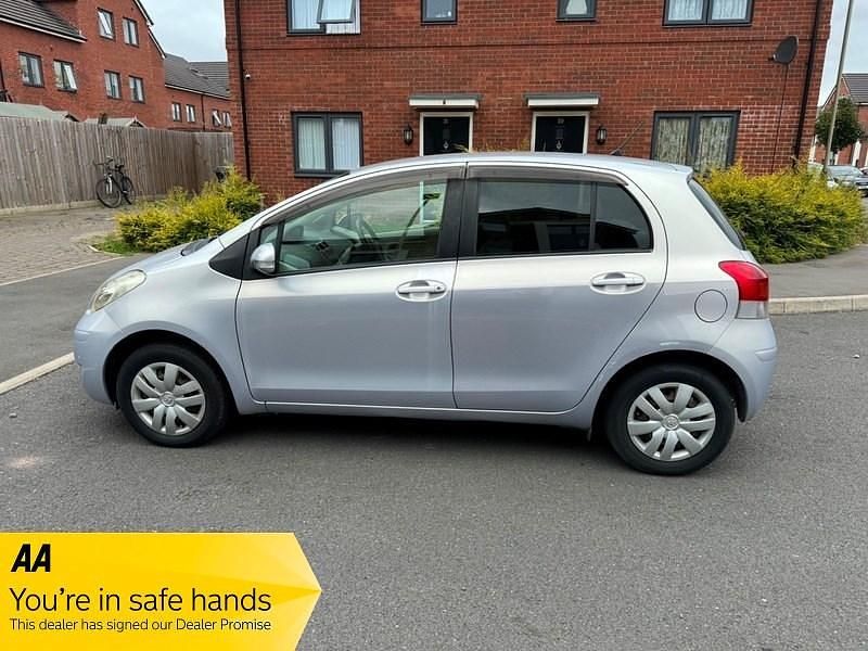 Used Toyota Yaris 87 HP (63 kW) 2010 Silver Hatchback