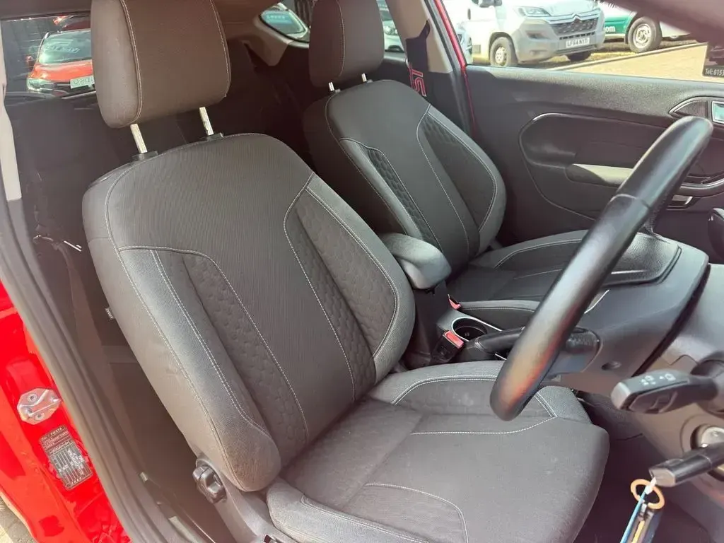 Używany Ford Fiesta Zetec 140 KM (102 kW) 2015 Czerwony Hatchback