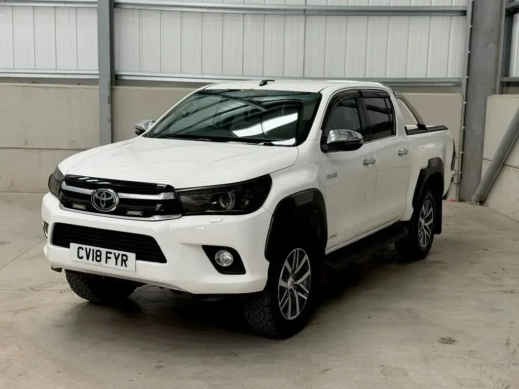 Used Toyota HiLux 150 HP (110 kW) 2018 White Pickup