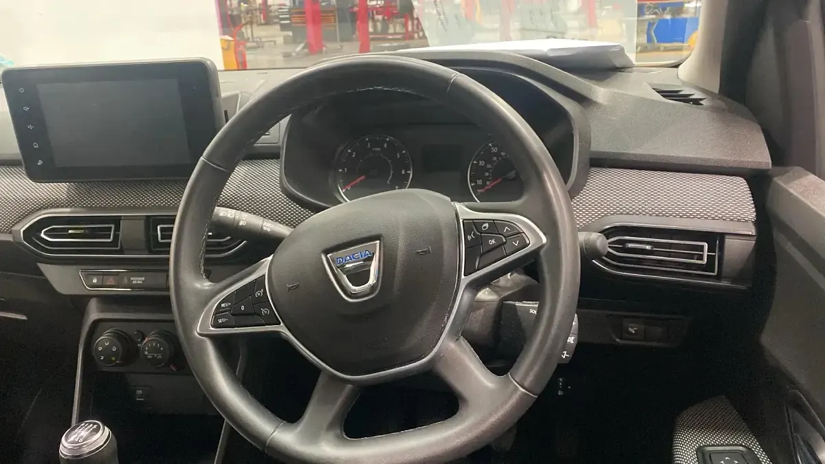 Usado Dacia Sandero Comfort 91 CV (66 kW) 2022 Blanco Utilitario
