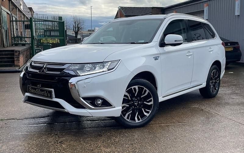 Used Mitsubishi Outlander P-HEV 203 HP (149 kW) 2016 White Estate