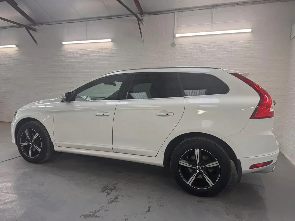 Usado Volvo XC60 R-Design 220 CV (161 kW) 2016 Blanco SUV