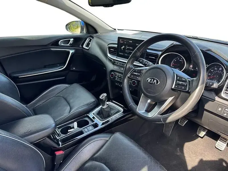 Usado Kia Ceed First Edition 140 CV (102 kW) 2018 Azul Utilitario