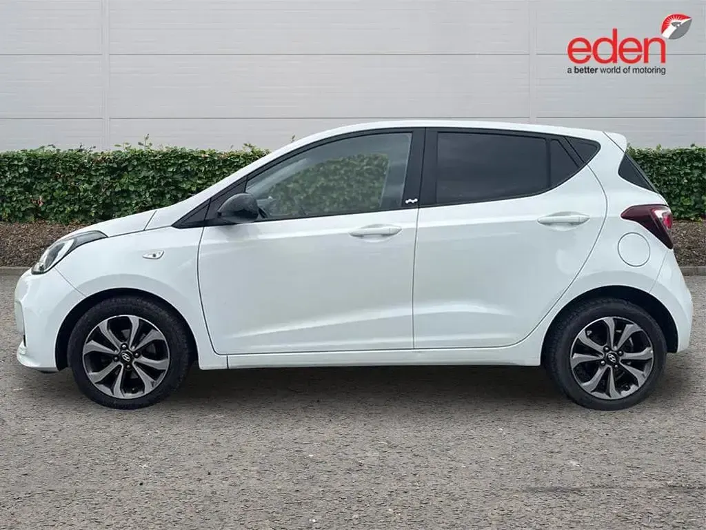 Used Hyundai i10 67 HP (49 kW) 2020 White Hatchback