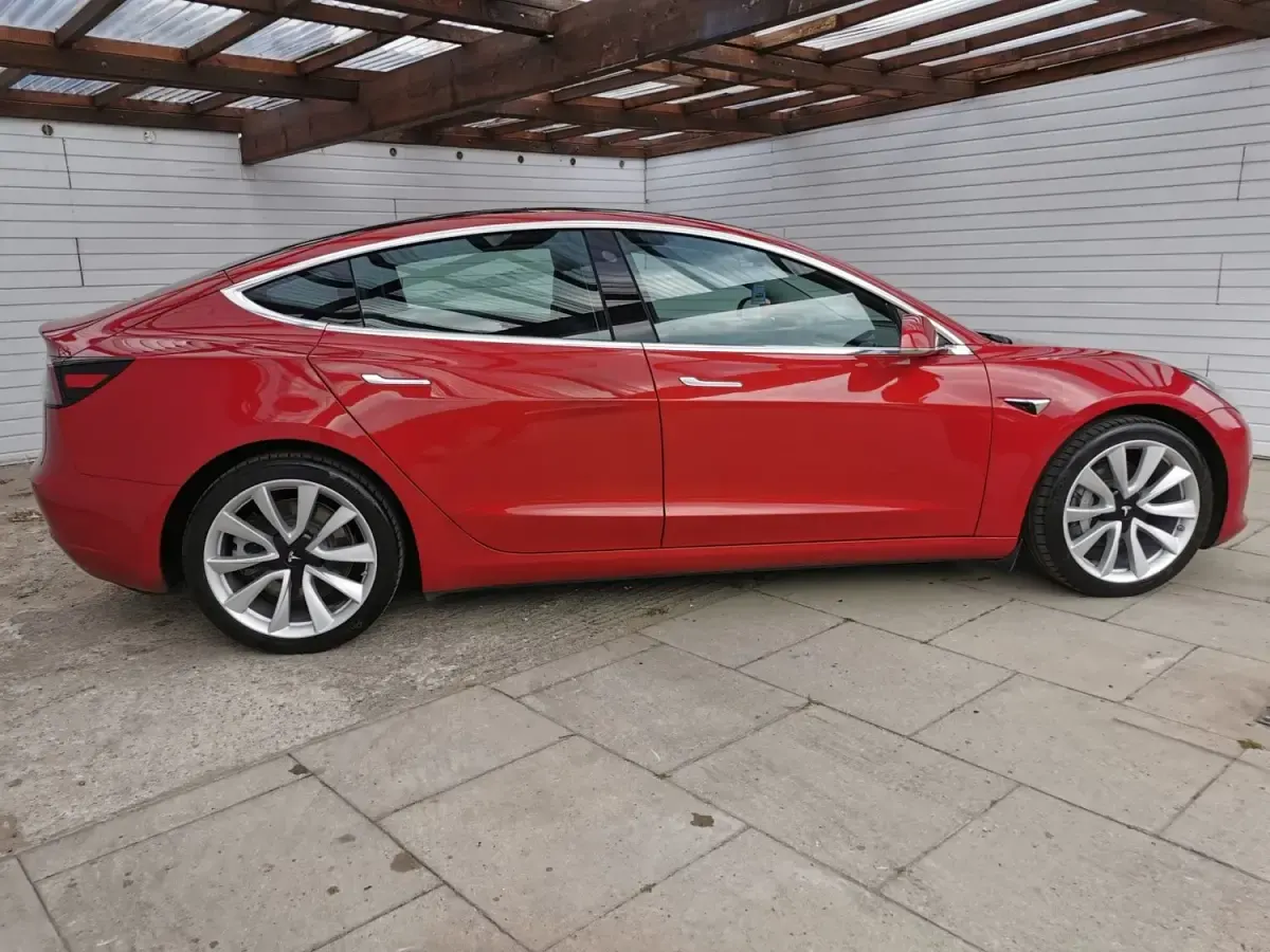 Używany Tesla Model 3 366 kW (498 KM) 2020 Czerwony Sedan/Limuzyna