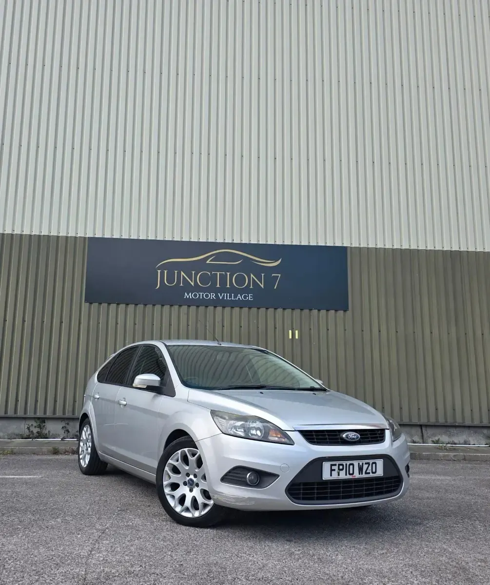 Używany Ford Focus Zetec 2010 Srebrny Hatchback