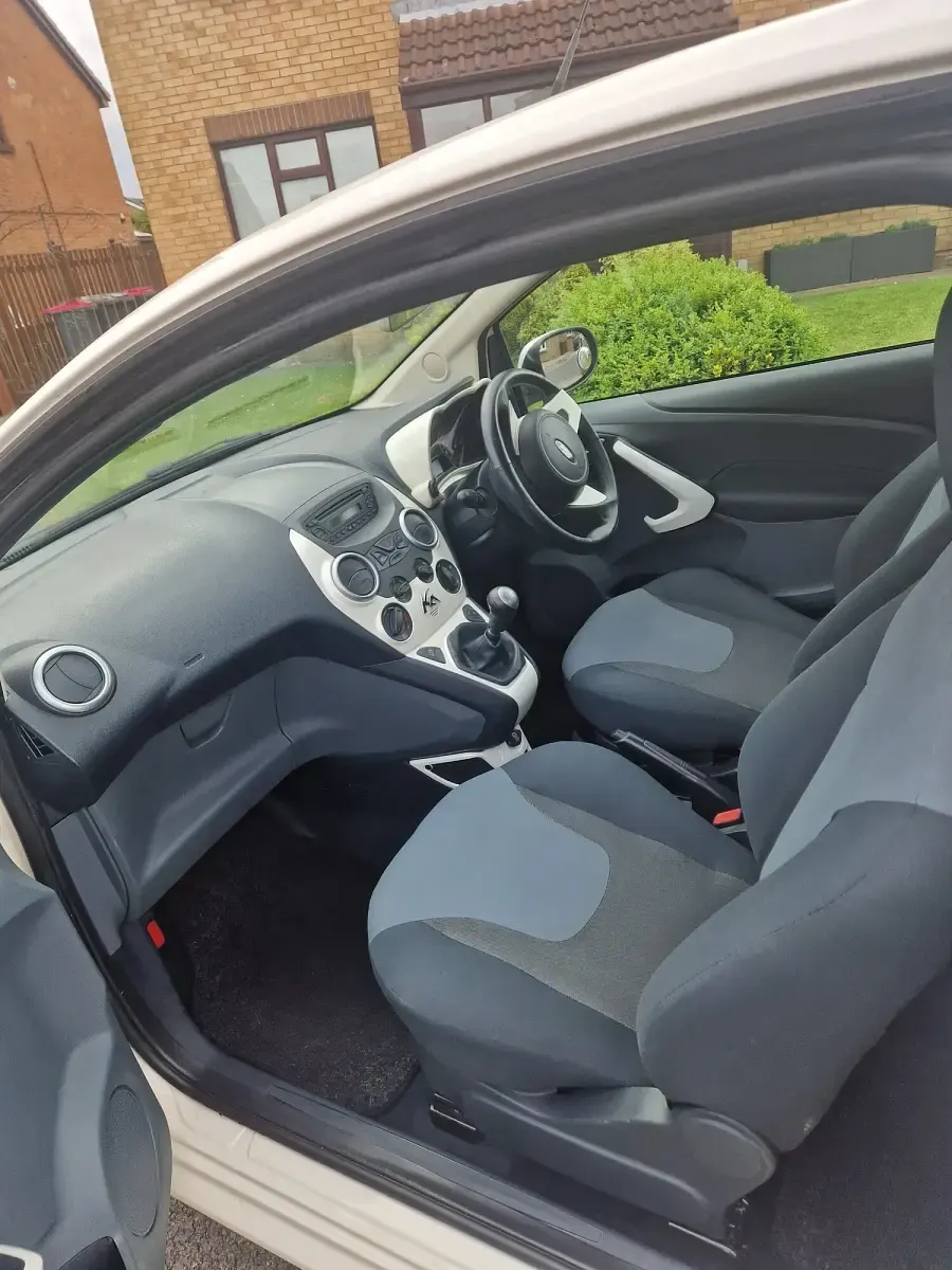 Used Ford Ka Zetec 69 HP (50 kW) 2013 White Hatchback