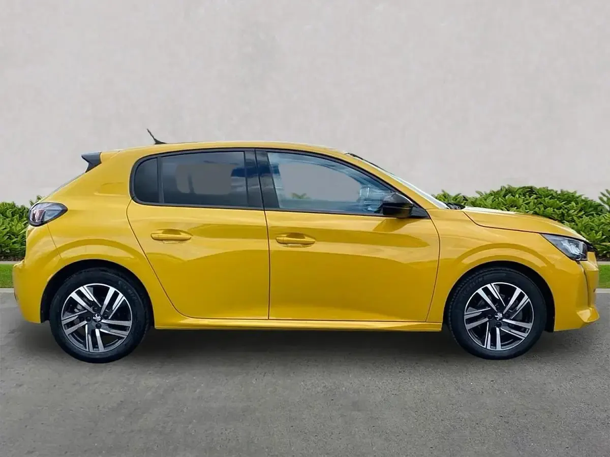 Used Peugeot 208 Allure+ 100 HP (73 kW) 2023 Yellow Hatchback
