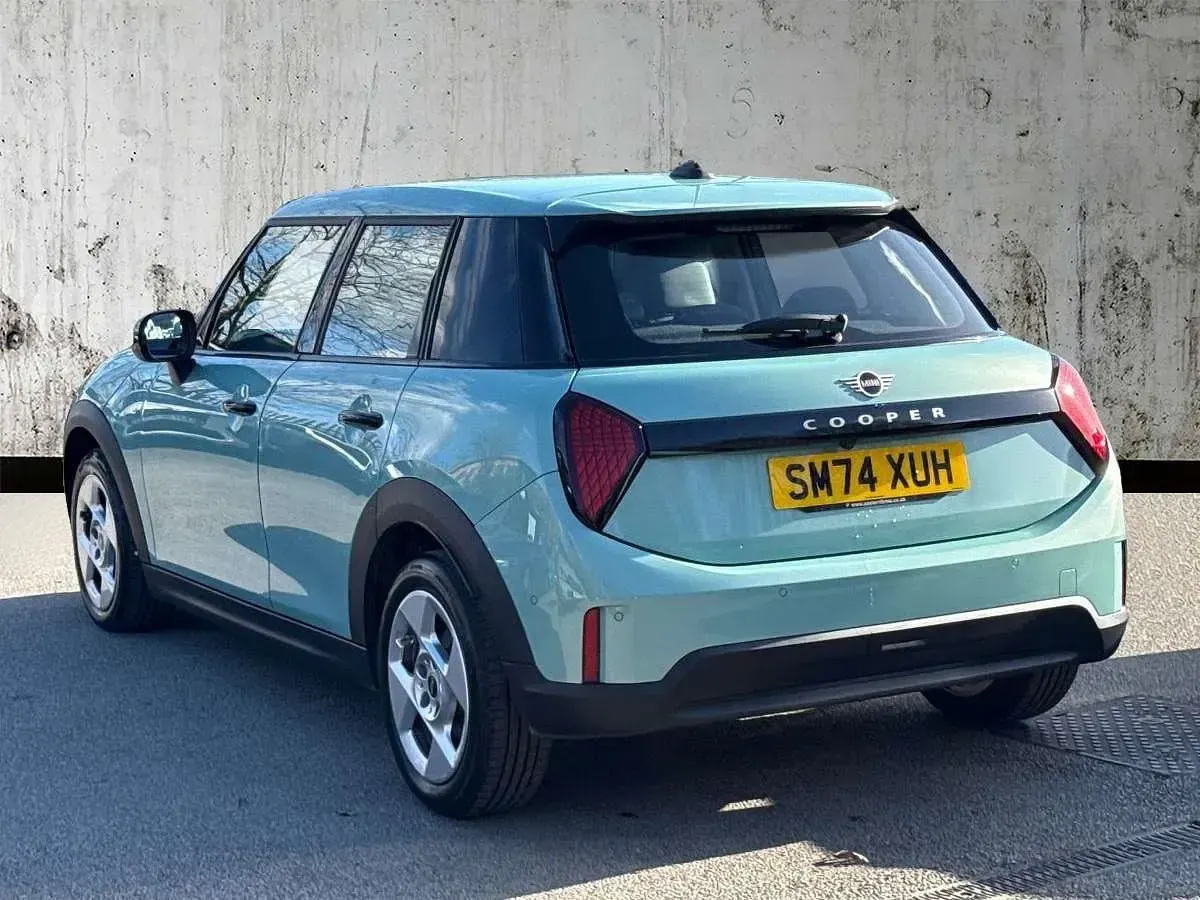 Begagnad Mini Cooper Hatch 113 kW (154 HK) 2025 Grön Halvkombi