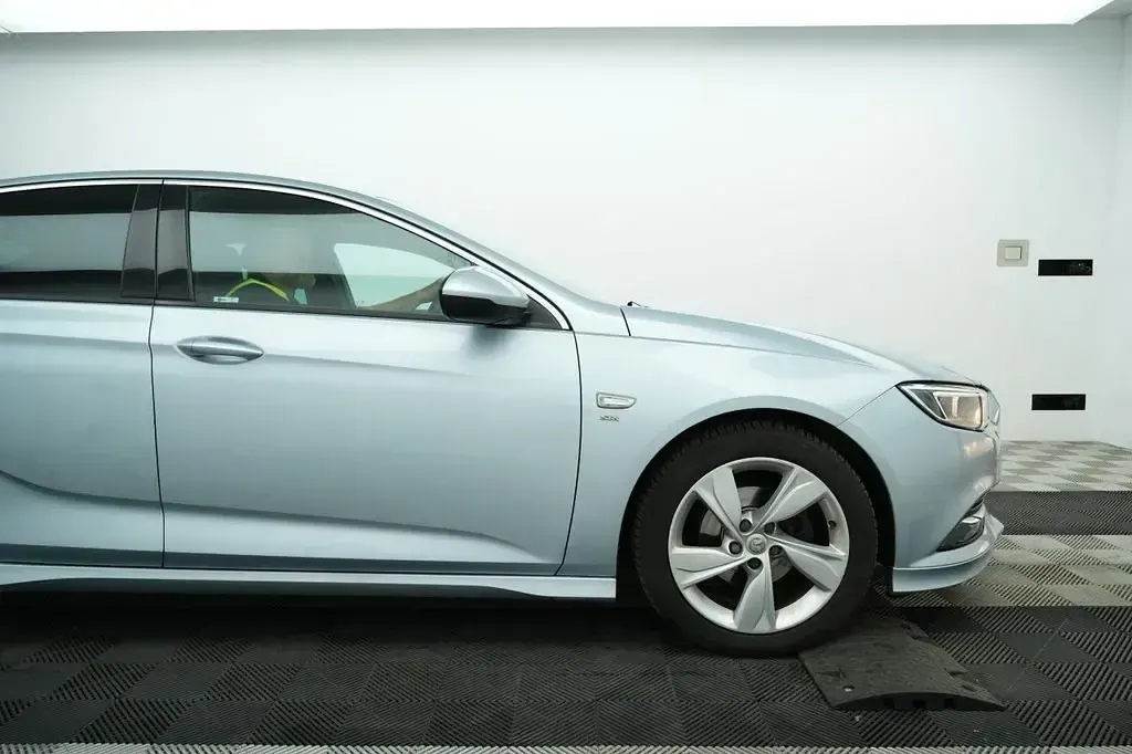 Second-hand Vauxhall Insignia SRi 2018 Argintiu Hatchback