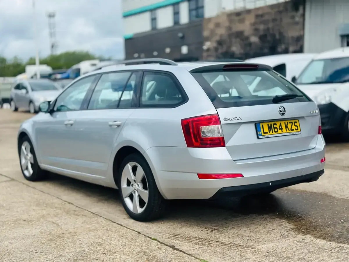 Usado Skoda Octavia 184 CV (135 kW) 2016 Plateado Familiar