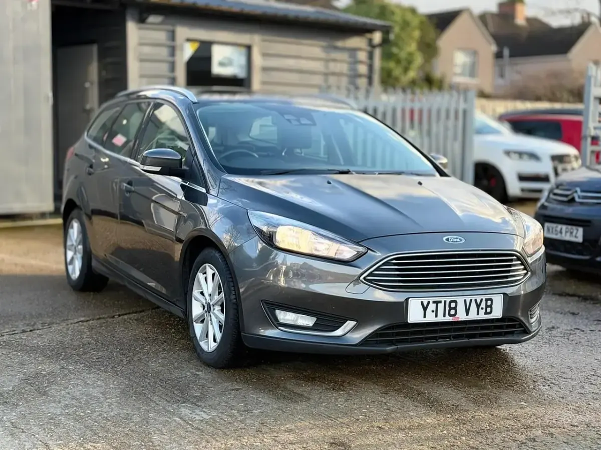 Usado Ford Focus Titanium 120 HP (88 kW) 2017 Cinzento Carrinha