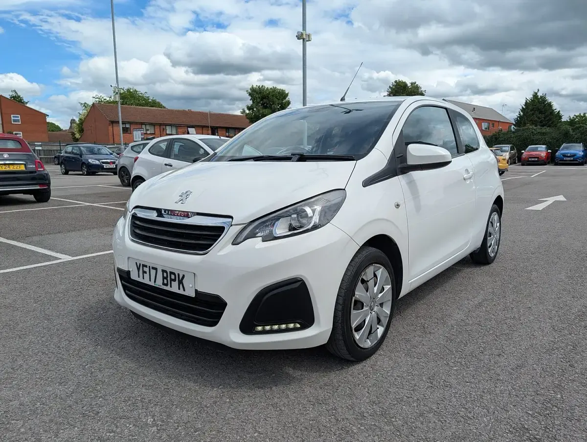 Used Peugeot 108 Active 68 HP (50 kW) 2017 White Hatchback