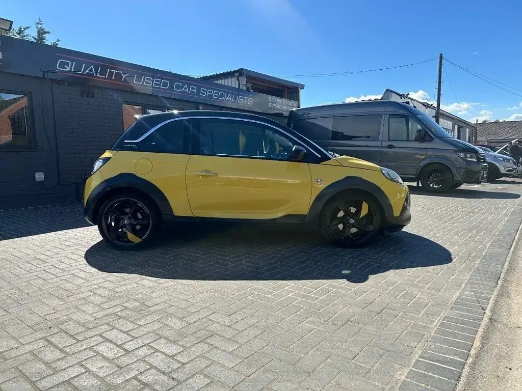 Begagnad Vauxhall Adam Rocks 115 HK (84 kW) 2015 Gul Halvkombi