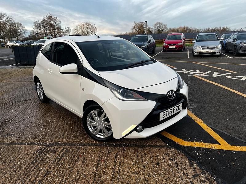 White Used 2016 Toyota Aygo x-press Hatchback | £5,400 (Fair price) - Image 1/4