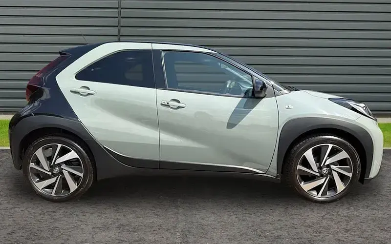 Used Toyota Aygo X 72 HP (52 kW) 2025 Green SUV