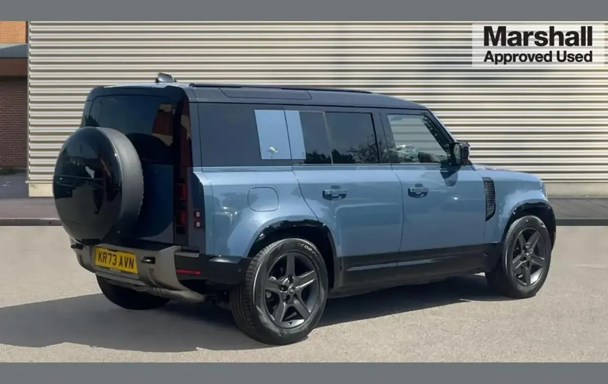Käytetty Land Rover Defender SE Dynamic 249 HP (183 kW) 2023 Sininen Katumaasturi