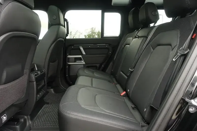 Używany Land Rover Defender SE Dynamic 300 KM (220 kW) 2024 Czarny SUV