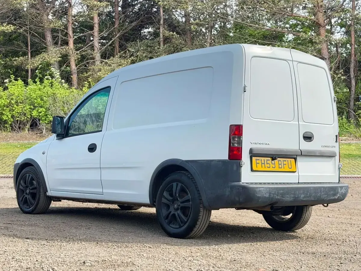 Used Vauxhall Combo 75 HP (55 kW) 2010 White MPV