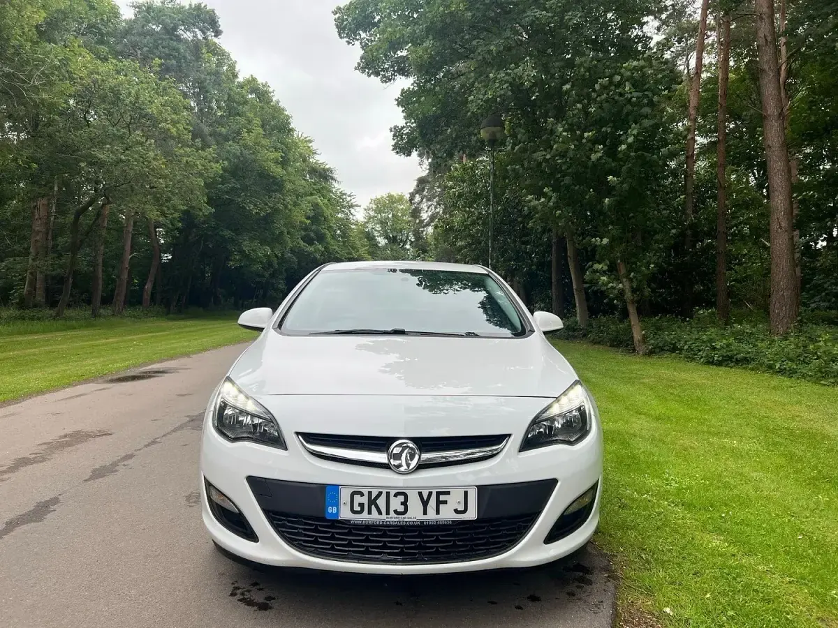 Used Vauxhall Astra 2013 White Hatchback