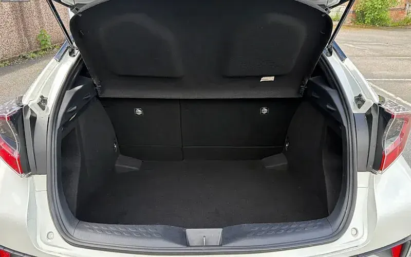 Second-hand Toyota C-HR 122 CP (89 kW) 2018 Alb SUV