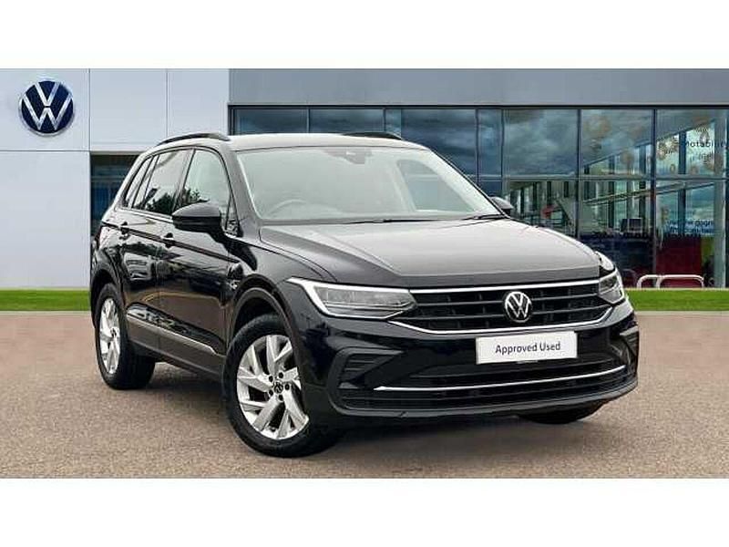 Deep black pearlescent Used 2022 VW Tiguan Life SUV | £20,147 (Super price) - Image 1/4