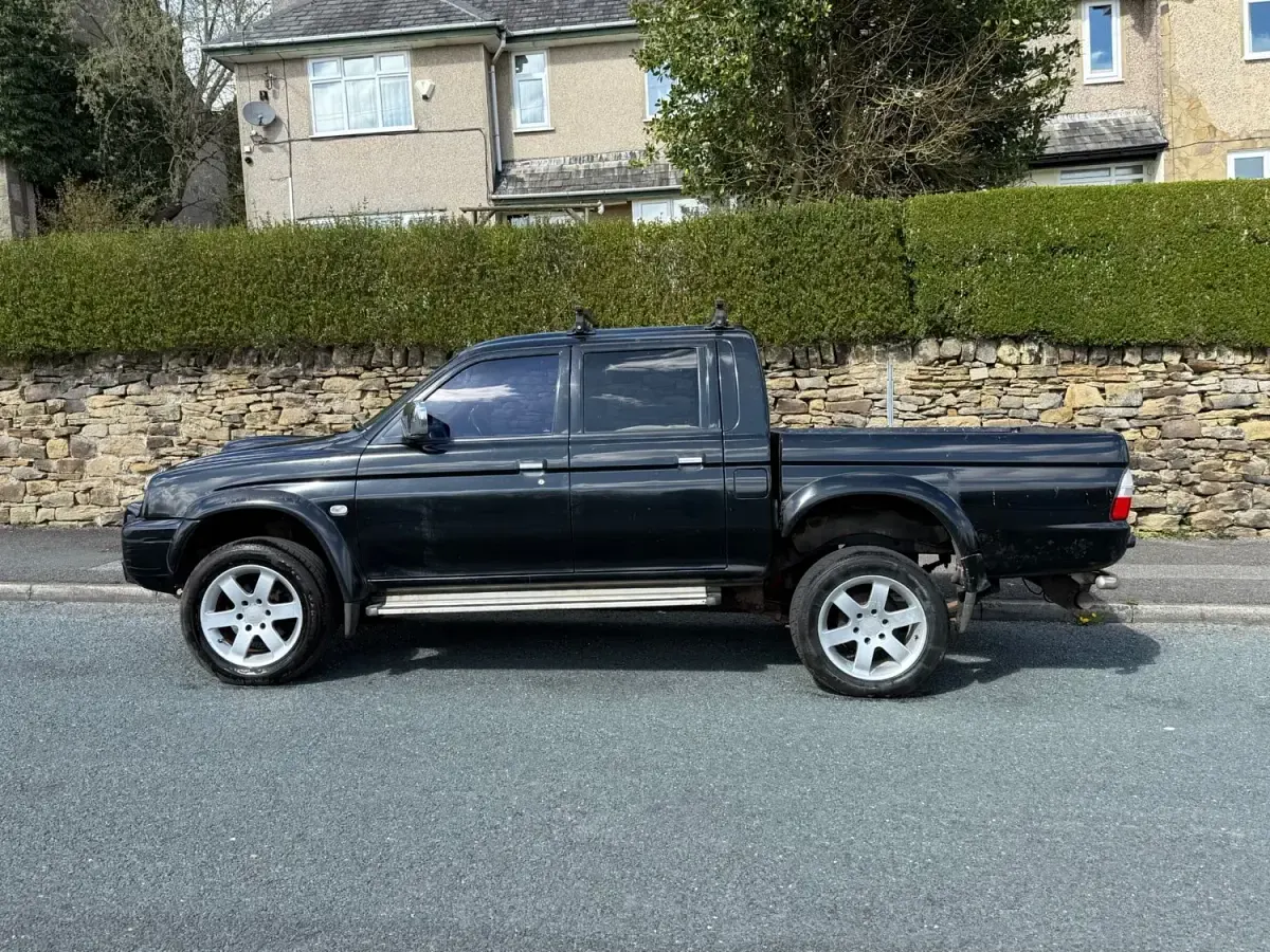 Usado Mitsubishi L200 Warrior 113 HP (83 kW) 2003 Preto Pickup