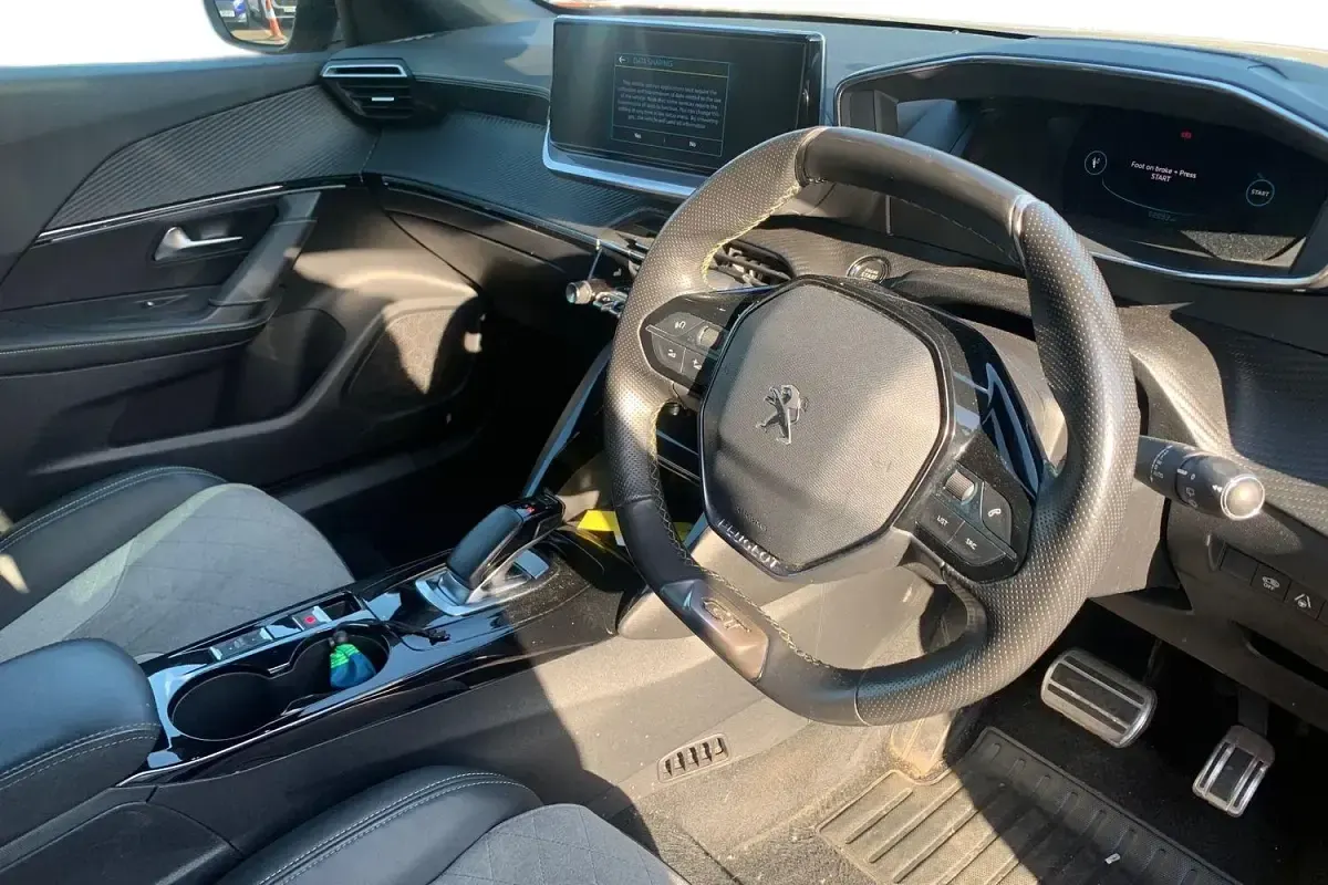 Gebraucht Peugeot 2008 GTi 100 kW (136 PS) 2020 Orange SUV
