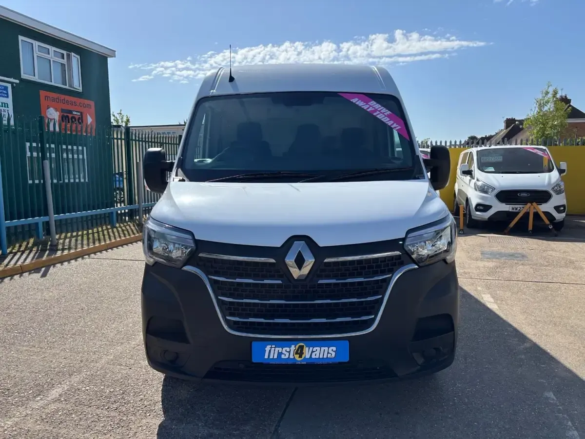 Usado Renault Master Business 135 CV (99 kW) 2023 Blanco Monovolumen