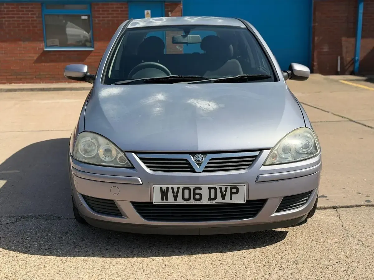 Used Vauxhall Corsa Design Edition 90 HP (66 kW) 2006 Mauve/purple Hatchback