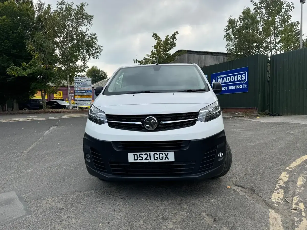 Used Vauxhall Vivaro 100 HP (73 kW) 2021 White MPV