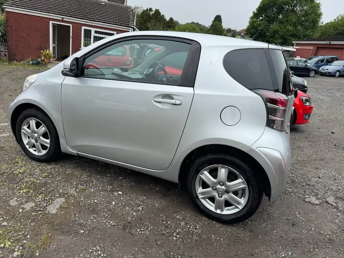 Used Toyota iQ 68 HP (50 kW) 2009 Silver Hatchback