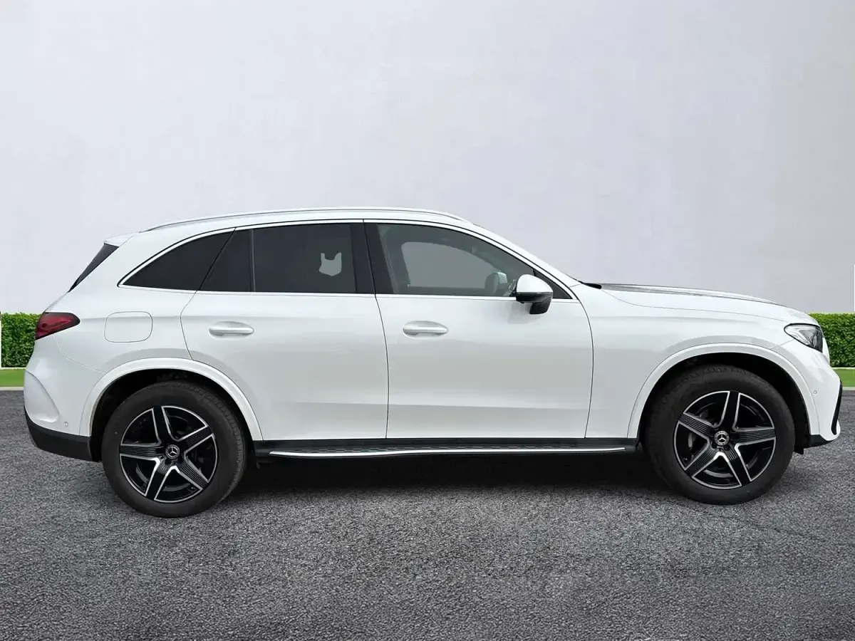 Usado Mercedes GLC300e AMG line 2025 Blanco Familiar