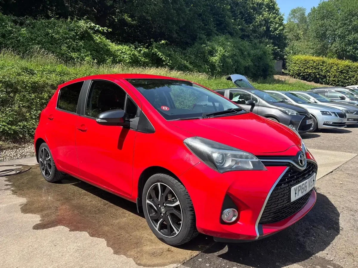 Used Toyota Yaris Design 99 HP (72 kW) 2016 Red Hatchback