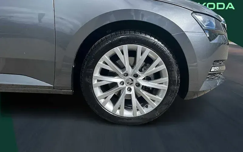 Usado Skoda Superb SE L 150 CV (110 kW) 2023 Gris Familiar
