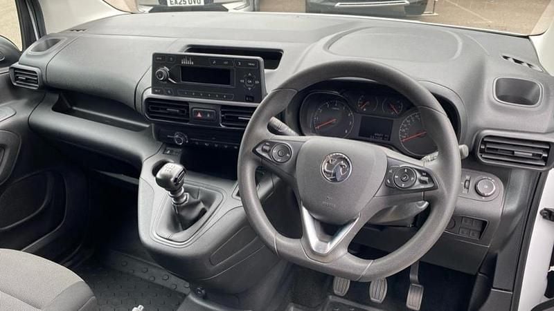White Used 2022 Vauxhall Combo MPV | £9,490 (Super price) - Image 1/4