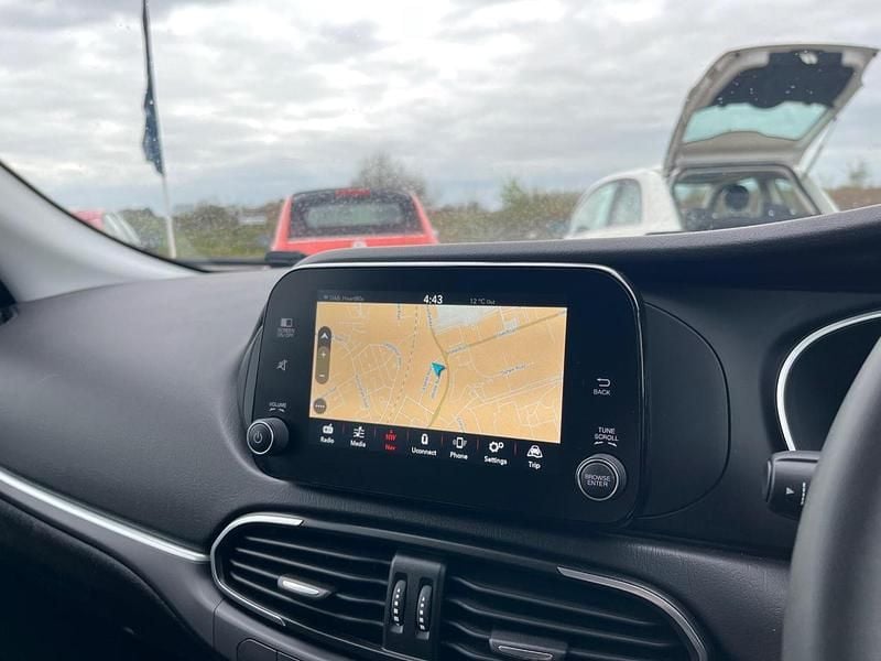 Used Fiat Tipo Cross 128 HP (94 kW) 2024 Orange Hatchback