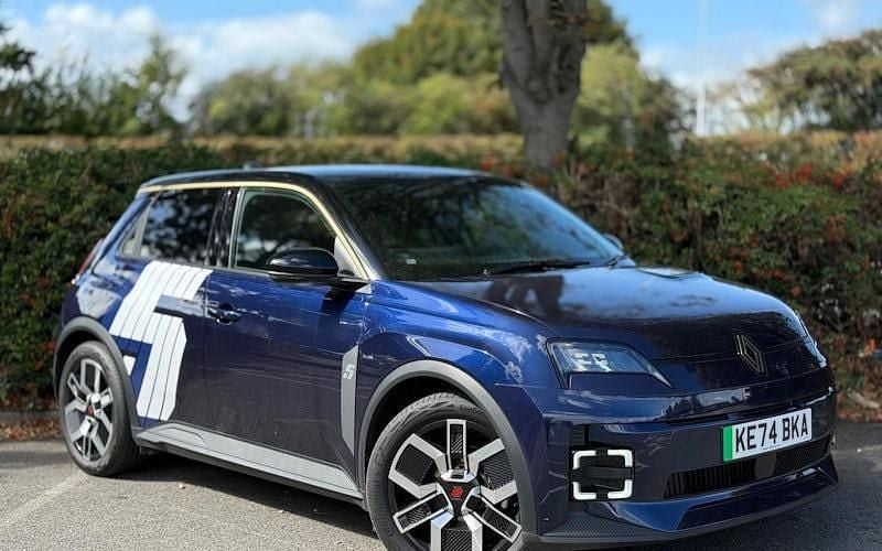 New 2025 Renault R5 Komfort Hatchback | £24,490 (Good price) - Image 1/4
