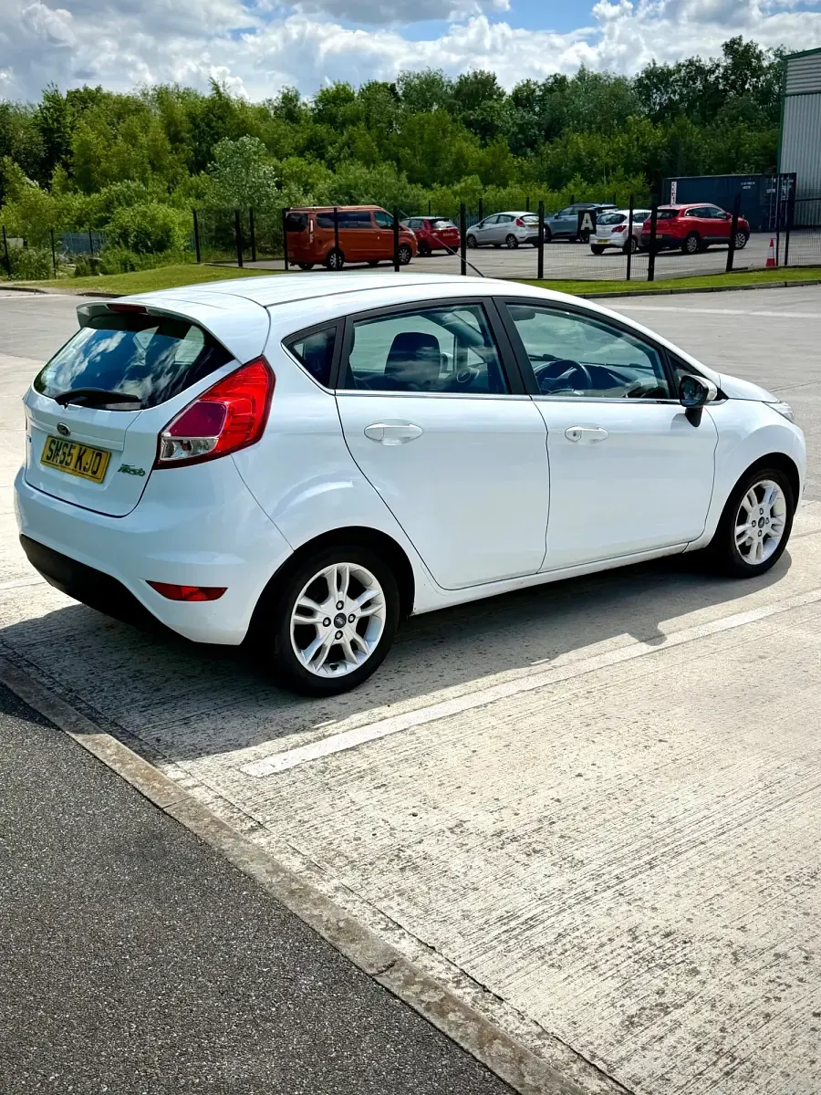 Used Ford Fiesta Zetec 2015 White Hatchback