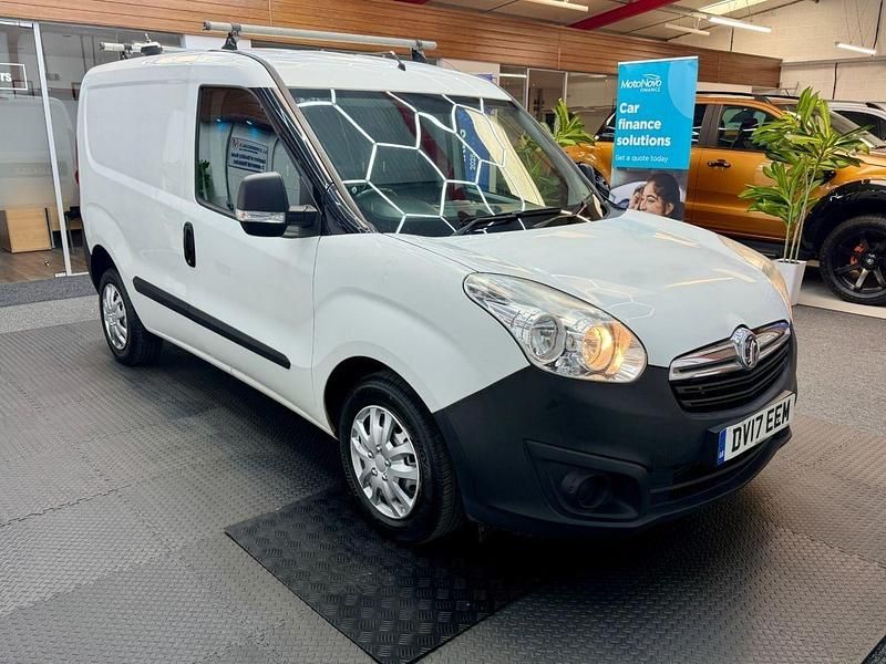 Used Vauxhall Combo 105 HP (77 kW) 2017 White MPV