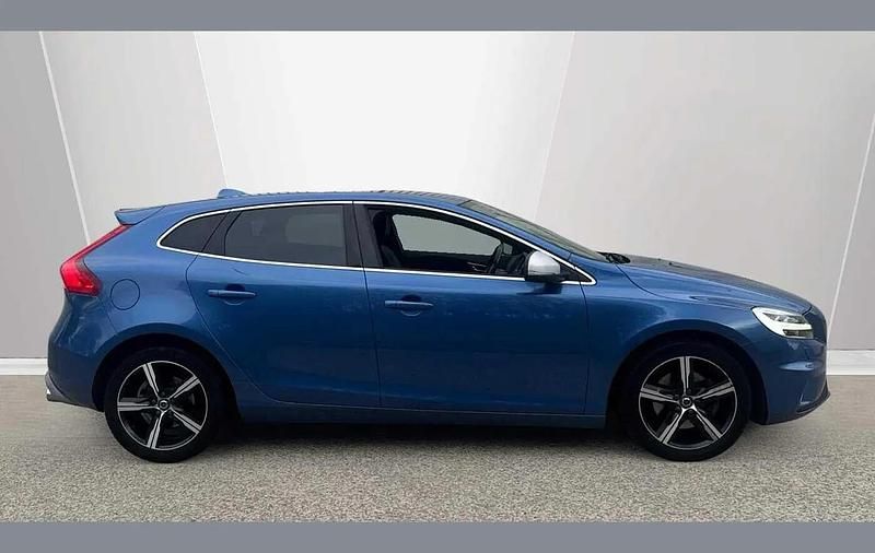 Used Volvo V40 R-Design 150 HP (110 kW) 2019 Blue Hatchback