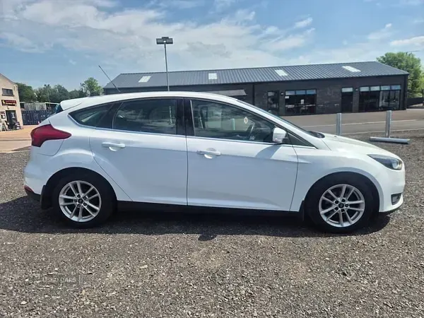 Used Ford Focus Zetec 120 HP (88 kW) 2017 White Hatchback