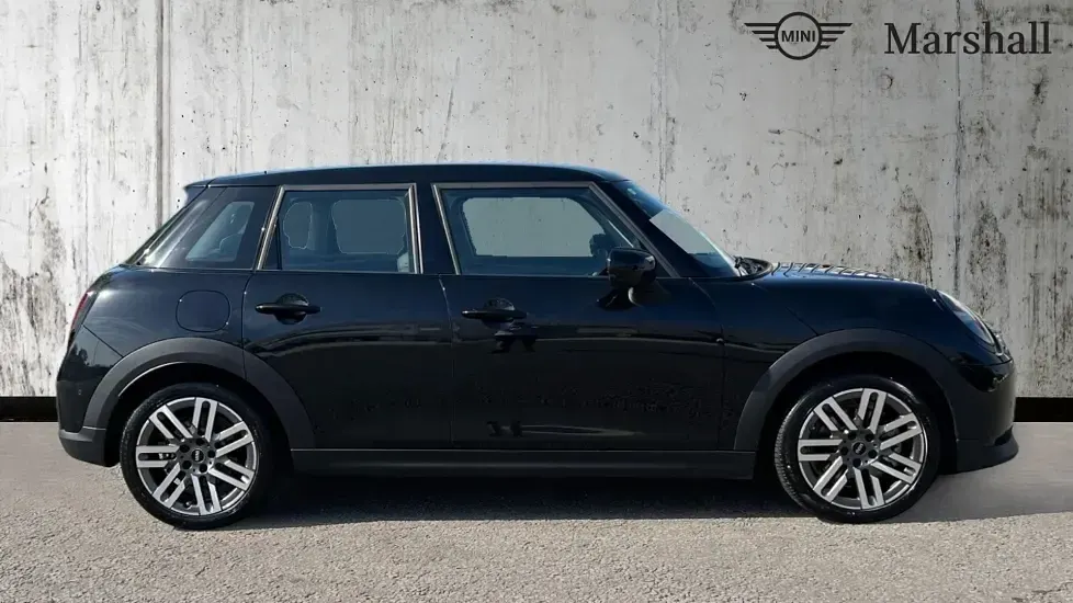Used Mini Cooper Hatch 113 kW (154 HP) 2025 Black Hatchback
