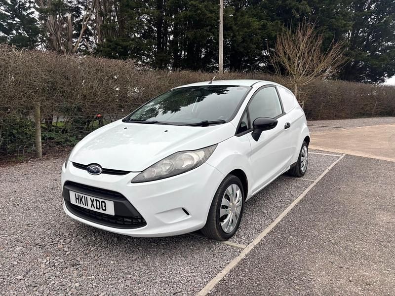 Used Ford Fiesta 70 HP (51 kW) 2011 White Hatchback