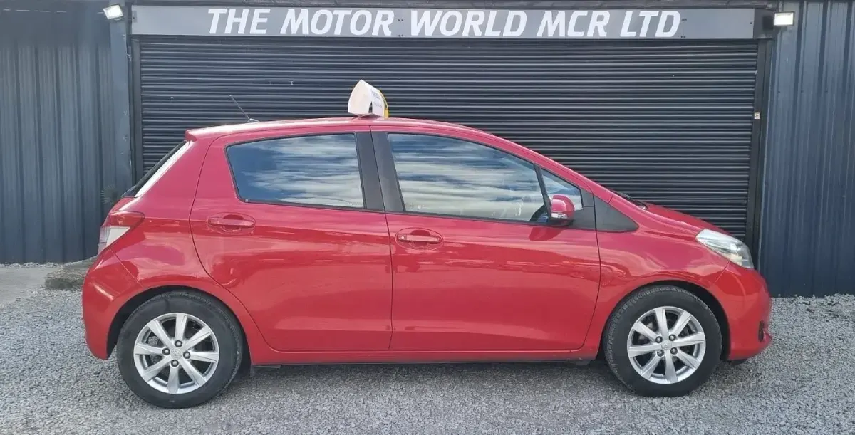 Gebraucht Toyota Yaris 99 PS (72 kW) 2012 Rot Kleinwagen