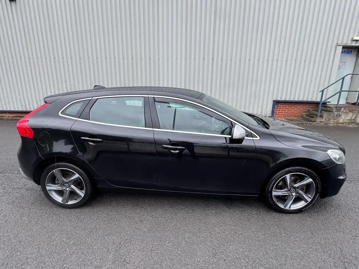 Used Volvo V40 R-Design 120 HP (88 kW) 2016 Black Hatchback