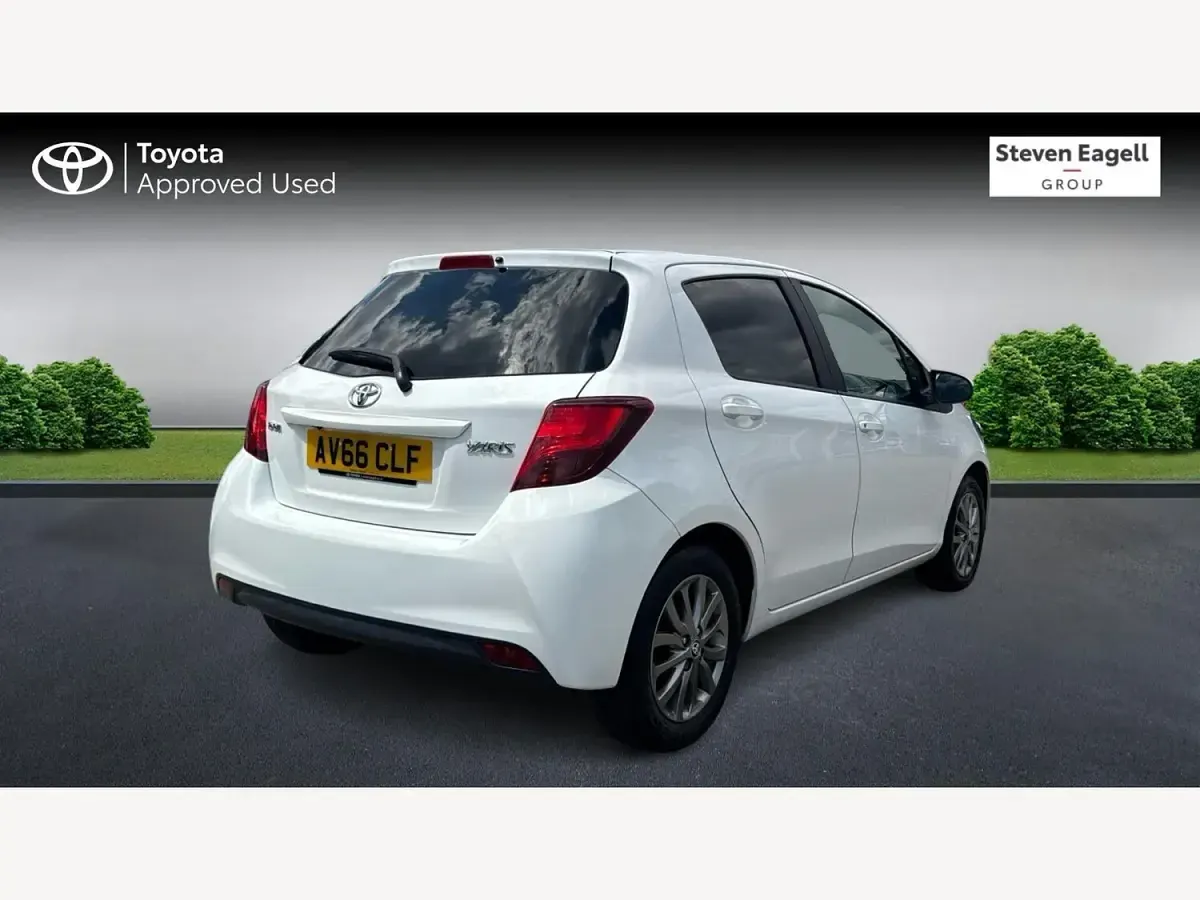 Used Toyota Yaris 99 HP (72 kW) 2016 White Hatchback